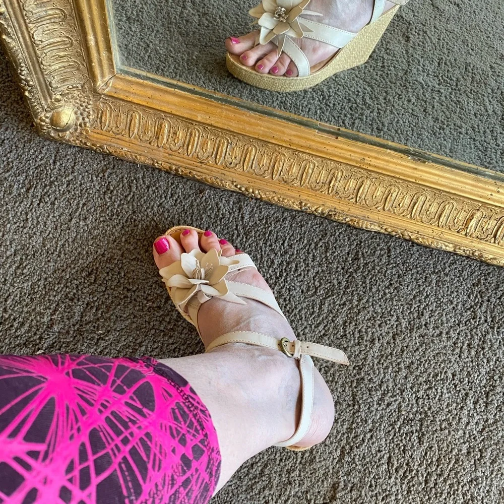 Born Women's Ivory Flower Leather Wedge Ankle Strap Woman Sz. 11 Barbiecore EUC - Picture 5 of 9